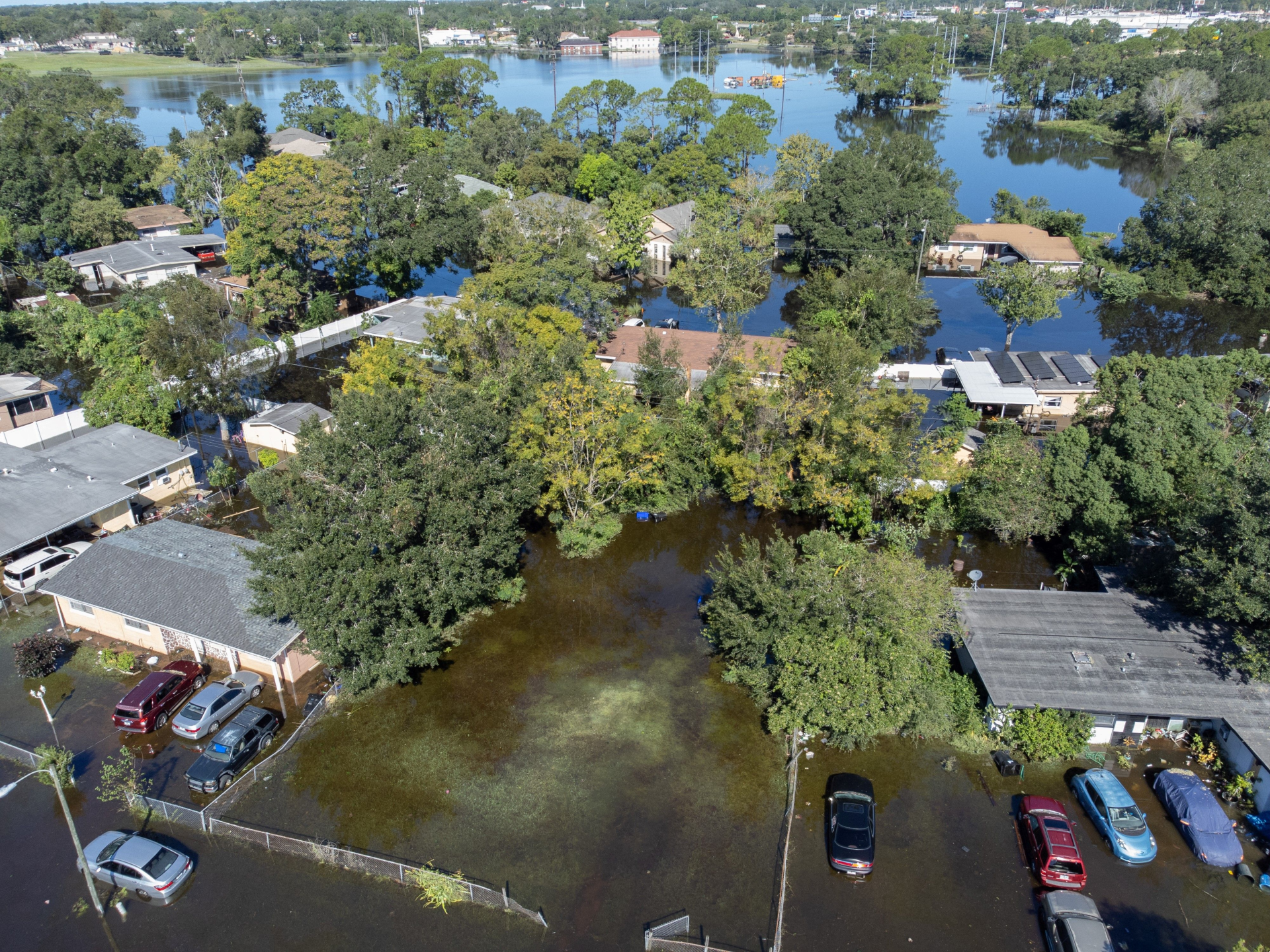 Fotografía aérea tomada el 1 de octubre de 2022 que muestra un barrio inundado tras el paso del huracán Ian por Orlando, Florida (Crédito: Bryan R. Smith / AFP)