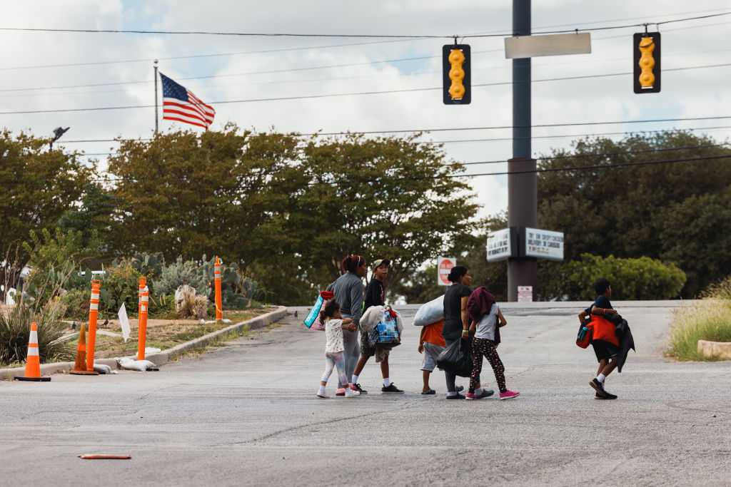 Un grupo de inmigrantes camina desde el Centro de Recursos al Inmigrante hacia un centro comercial en busca de comida, el 19 de septiembre de 2022 en San Antonio, Texas (Photo by Jordan Vonderhaar/Getty Images)