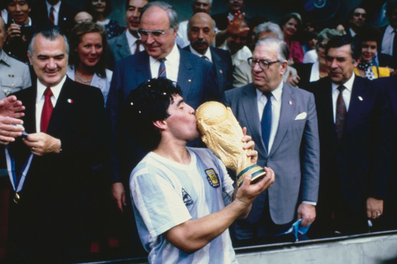 Diego Maradona besa la Copa del Mundo en México 1986. Argentina busca su tercer título en el Mundial de Qatar