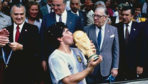 Diego Maradona besa la Copa del Mundo en México 1986. Argentina busca su tercer título en el Mundial de Qatar