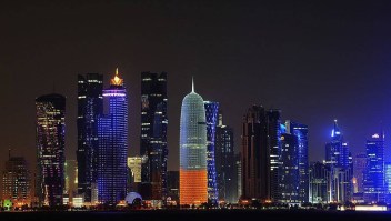 El horizonte iluminado de Doha, el 7 de enero de 2014 en Doha, Qatar.