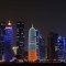 El horizonte iluminado de Doha, el 7 de enero de 2014 en Doha, Qatar.