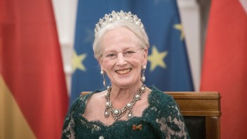 La reina Margarita de Dinamarca dijo que está "arrepentida" de quitar títulos reales a sus nietos