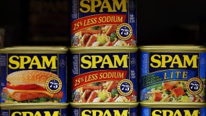 Latas de Spam en un estante de un supermercado en San Francisco, EE.UU