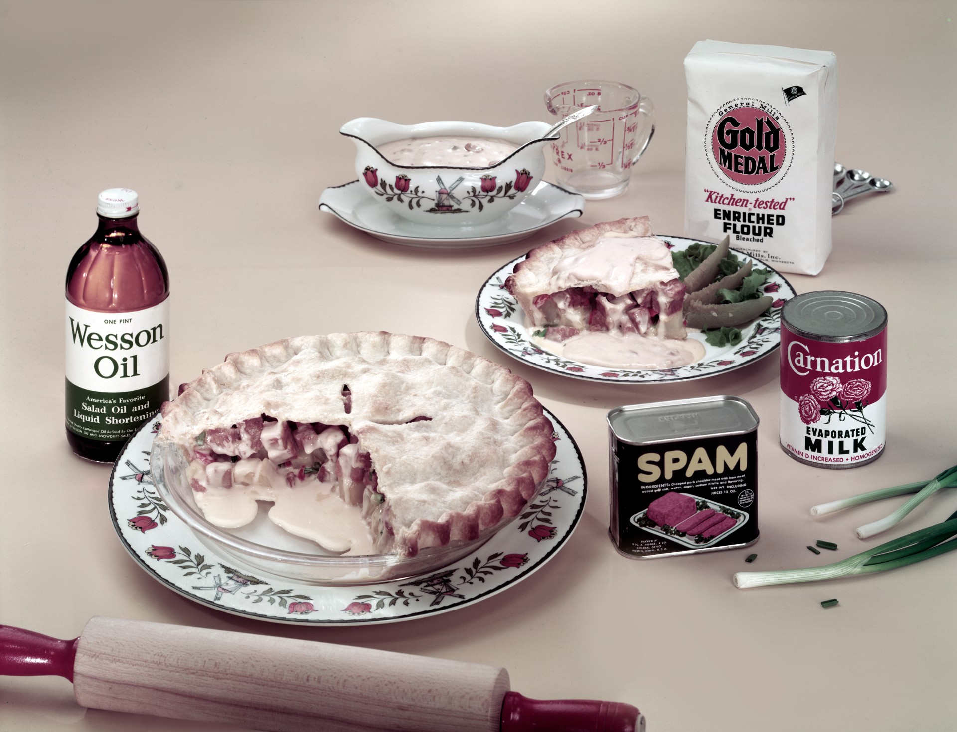 Vista de un pastel hecho con carne enlatada marca Spam, papas, cebolletas y crema de champiñones, años 50 o 60. (Foto de Tom Kelley/Getty Images)
