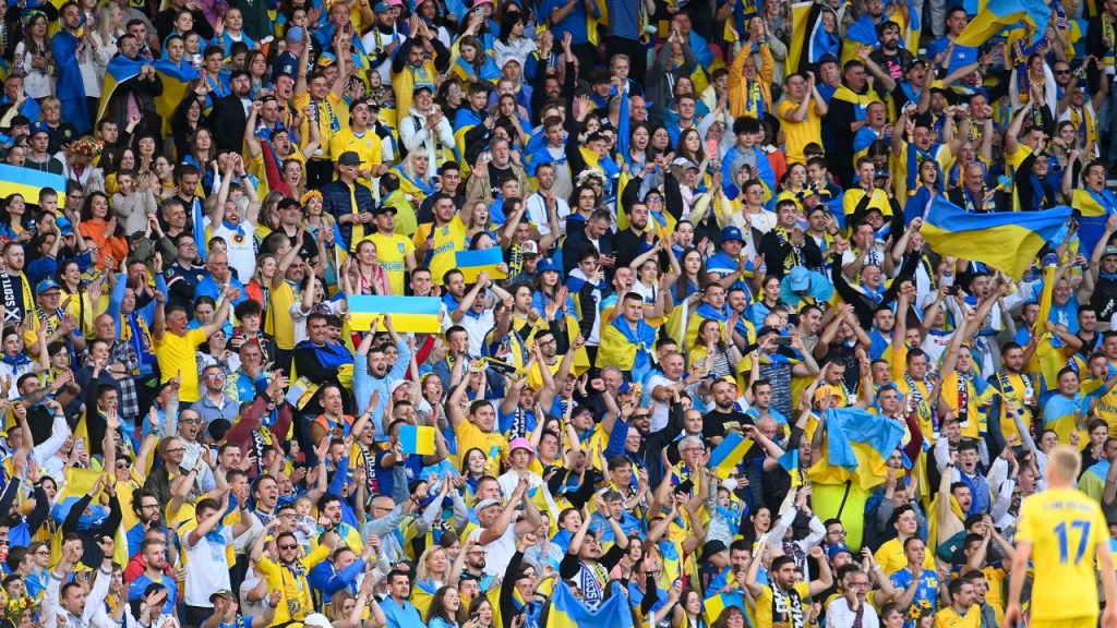 El público ucraniano durante el partido de semifinales de la eliminatoria de la Copa Mundial de la FIFA 2022 en Hampden Park, Glasgow, el 1 de junio.