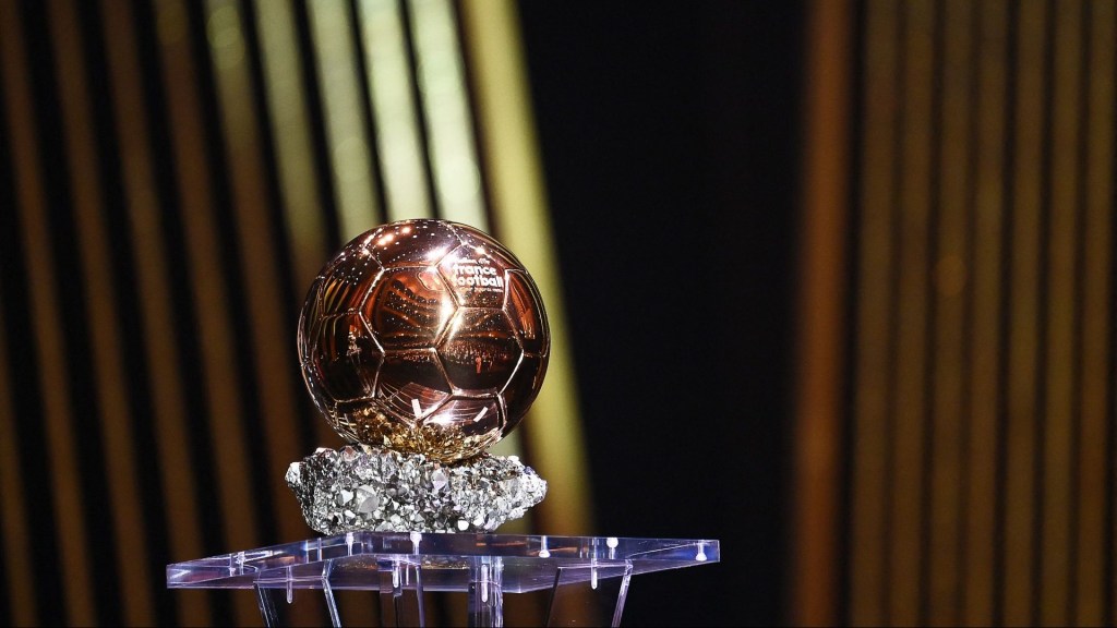 Imagem mostrando a Bola de Ouro concedida em 2021.