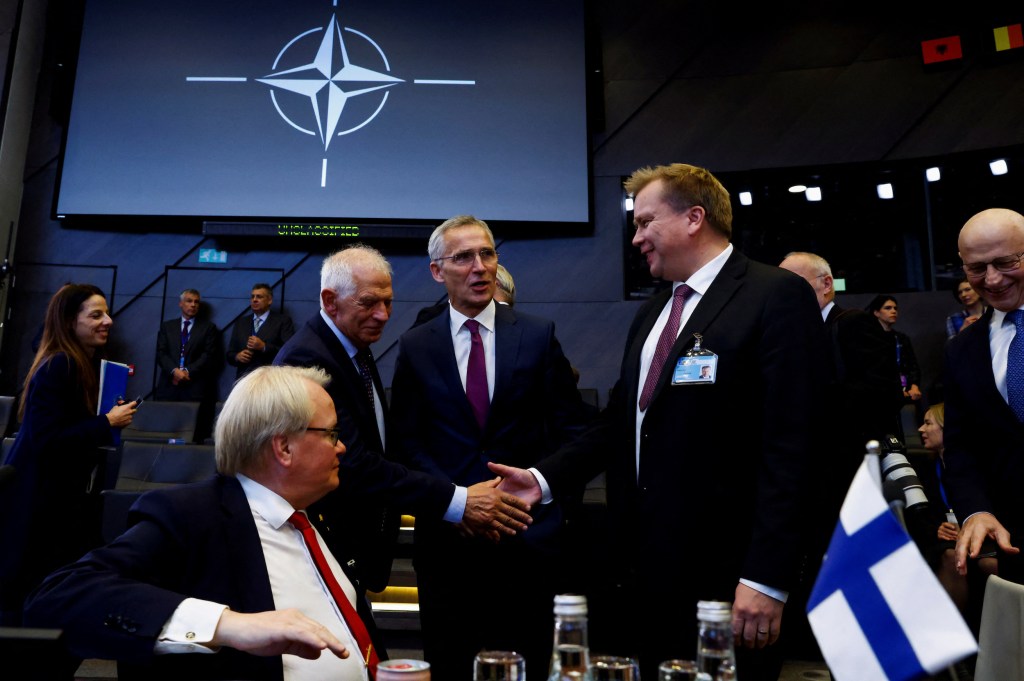 El secretario general de la OTAN, Jens Stoltenberg, se reúne con los ministros de Asuntos Exteriores en la sede de la OTAN en Bruselas el 13 de octubre.