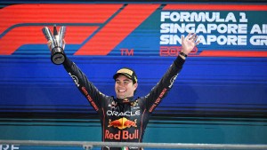 El mexicano Sergio "Checo" Pérez celebra su victoria en el GP de Singapur 2022.
