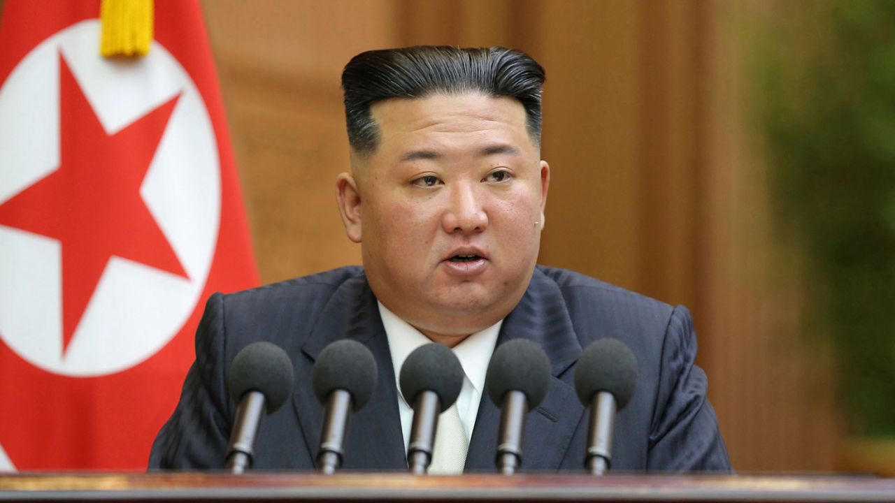 Korea Utara menembakkan rudal yang terbang di atas Jepang