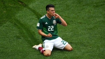 Hirving "Chucky" Lozano, vestido con el clásico uniforme tricolor de México, festeja su gol ante Alemania en el Mundial de Rusia 2018.