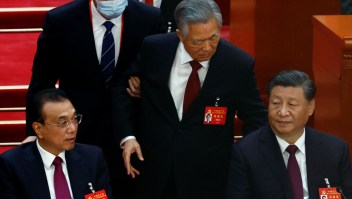 El momento en el que el ex líder chino, Hu Jintao, abandona el lugar donde se desarrolla el cierre del Partido Comunista Chino.