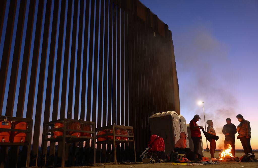 Immigrants de Cuba y Venezuela en la frontera entre EE.UU y México mientras esperan el procesamiento por parte de la Patrulla Fronteriza, el 22 de mayo de 2022, en Yuma, Arizona. (Photo by Mario Tama/Getty Images)