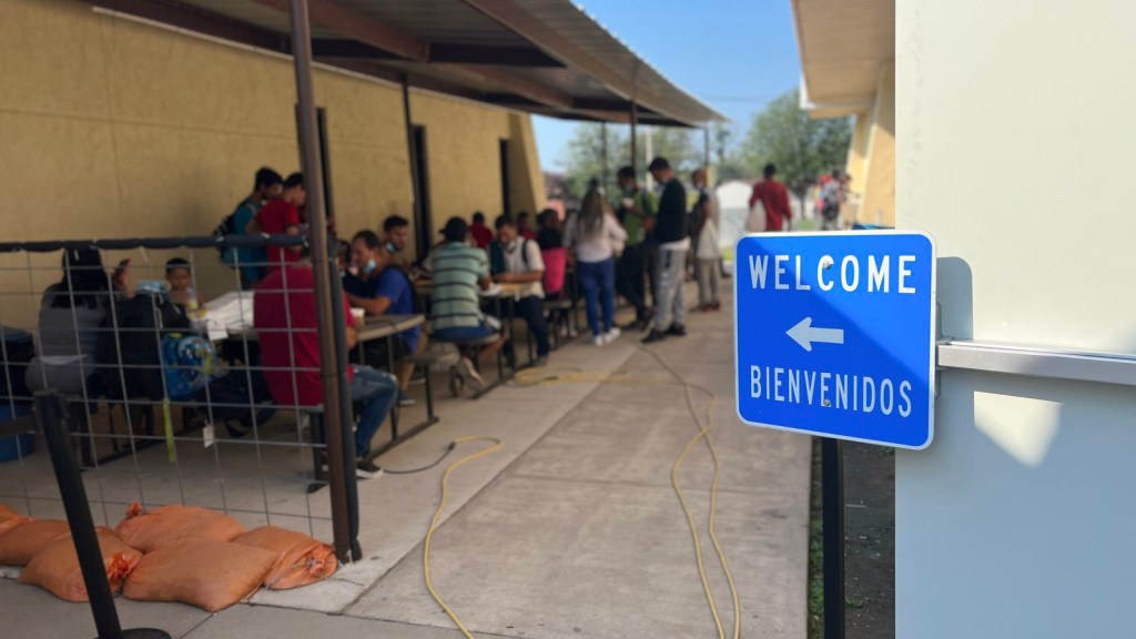 Un centro de descanso para migrantes en Del Rio, Texas. En lo que va del año, más de 32.000 migrantes han pasado por el centro, un aumento de casi el 40% con respecto al total del año pasado, según Tiffany Burrow, directora de operaciones del centro.