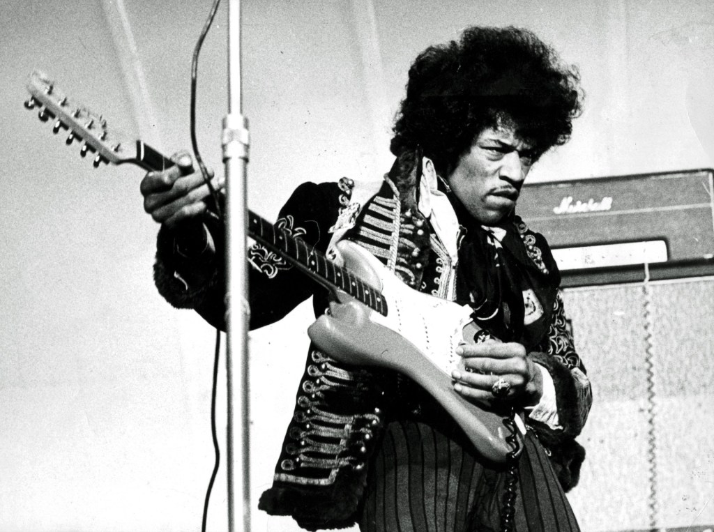 El cantante y guitarrista estadounidense Jimi Hendrix toca el 24 de mayo de 1967 en el Grona Lund de Estocolmo, Suecia.