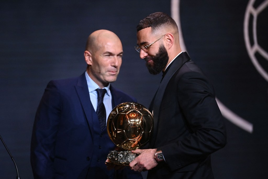 Karim Benzema tras recibir el Balón de Oro 2022 de manos de Zinedine Zidane. 