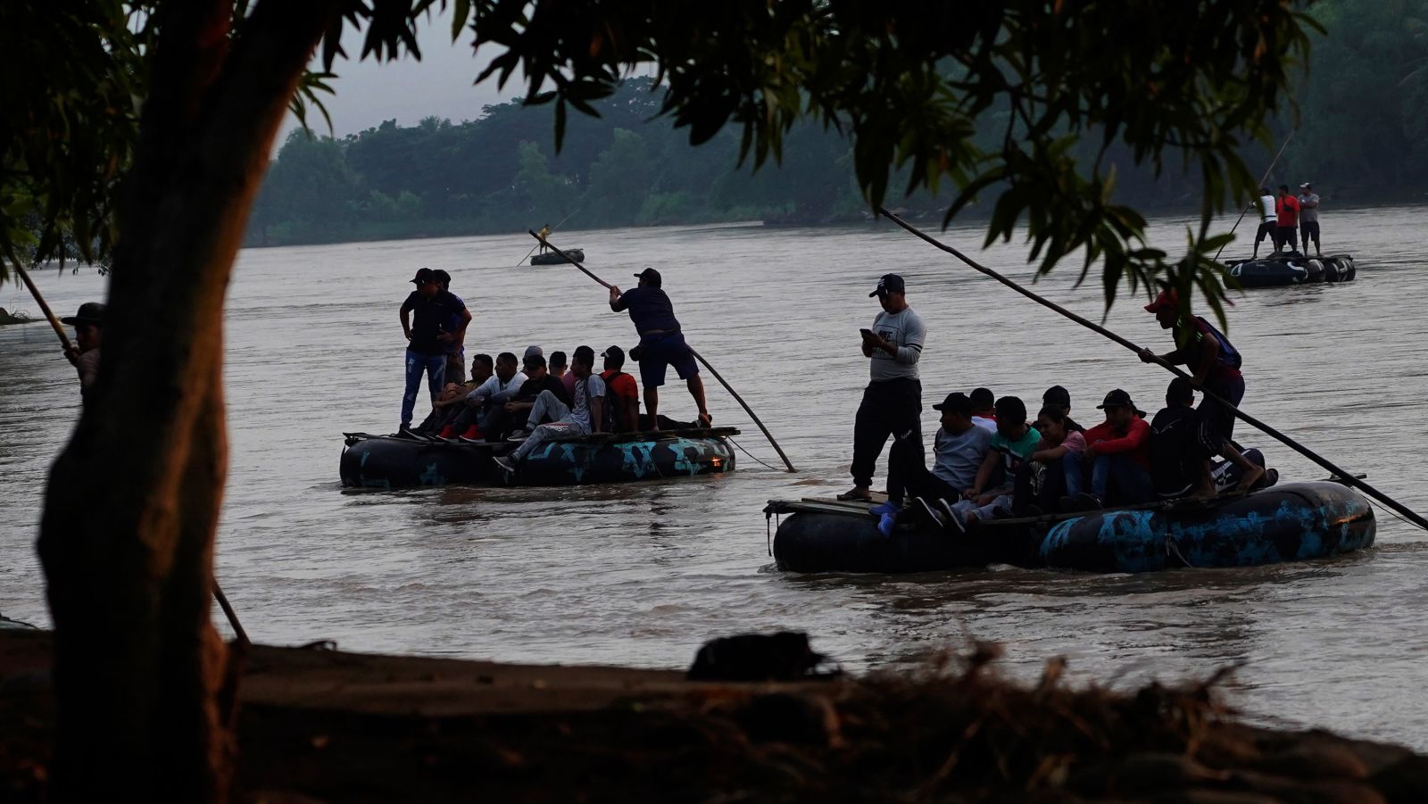 Migrantes venezolanos cruzan el río Suchiate en la frontera entre Guatemala y México, cerca de Ciudad Hidalgo, México, el martes 4 de octubre de 2022.
