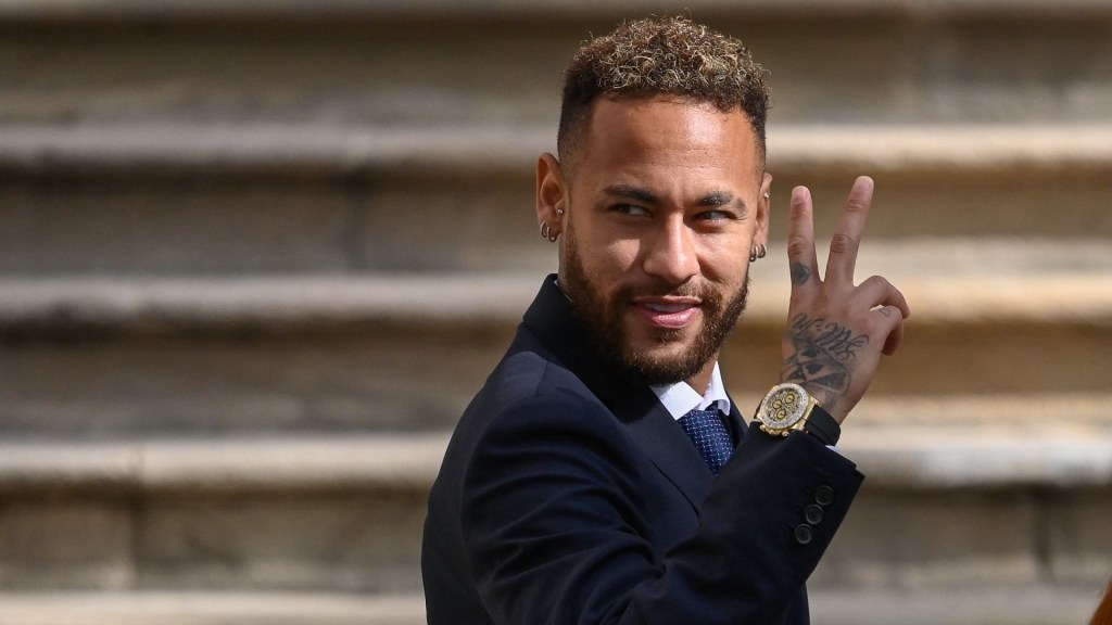 Neymar, delantero brasileño del Paris Saint-Germain, hace un gesto al salir de un juzgado en Barcelona el 18 de octubre de 2022, en el segundo día de su juicio. (Crédito: JOSEP LAGO/AFP vía Getty Images)