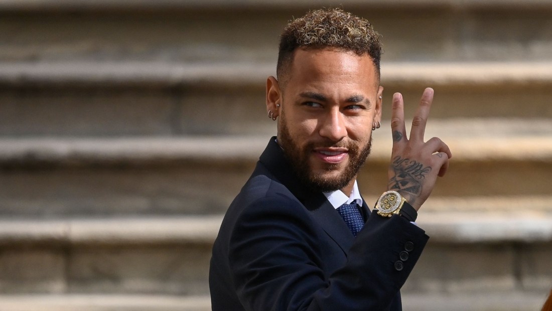 Neymar, delantero brasileño del Paris Saint-Germain, hace un gesto al salir de un juzgado en Barcelona el 18 de octubre de 2022, en el segundo día de su juicio. (Crédito: JOSEP LAGO/AFP vía Getty Images)