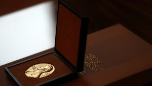 La medalla del Nobel de Literatura británico Abdulrazak Gurnah (ganador en 2021) sobre una mesa en la residencia del embajador de Suecia en Londres, el 6 de diciembre de 2021.