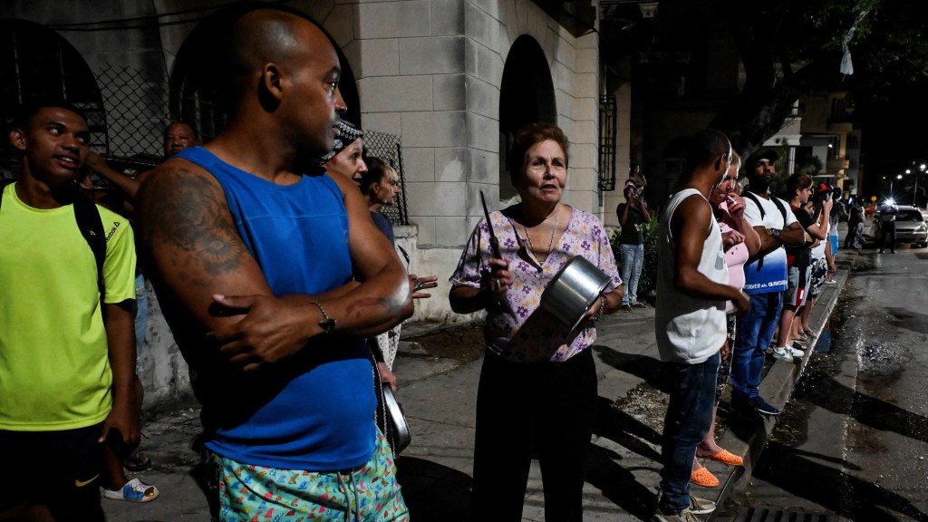 La electricidad que el huracán Ian dejó fuera de servicio fue restablecida casi por completo el 1 de octubre de 2022 en La Habana, según informó la empresa de servicios públicos, tras una segunda noche de protestas en los alrededores de la capital cubana.