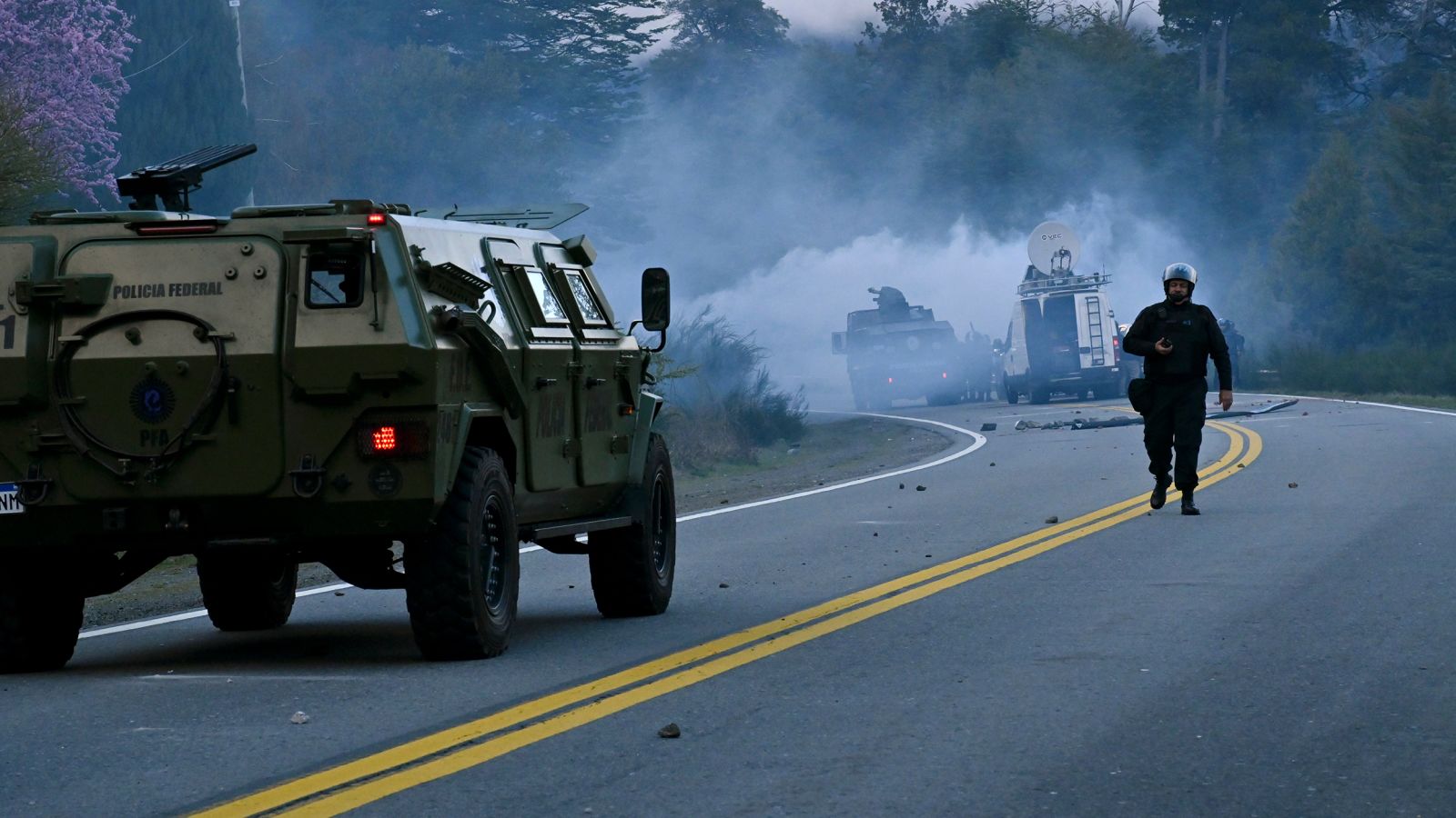 La policía dispara gases lacrimógenos mientras trabaja para desalojar a los indígenas mapuches de las tierras que han estado ocupando cerca de Villa Mascardi, Argentina, el martes 4 de octubre de 2022.