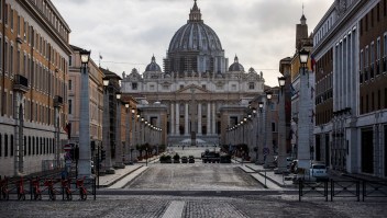 Un auto embiste las puertas del Vaticano e irrumpe a la fuerza: hay 1 detenido, dicen autoridades