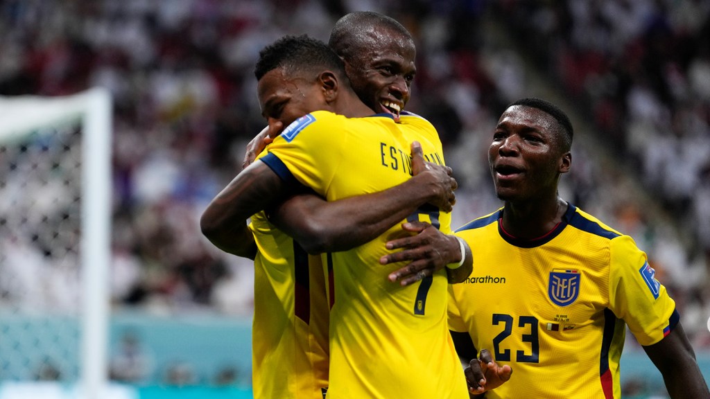 El ecuatoriano Enner Valencia celebra con sus compañeros tras marcar el primer gol por la vía penal. (Foto: Manu Fernandez/AP)