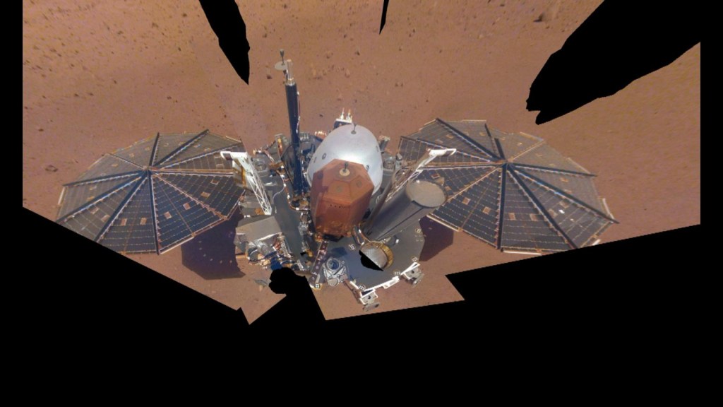 What are the recent images from the InSight mission to Mars?
