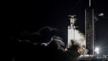 El cohete Falcon Heavy, de SpaceX, durante una prueba en tierra en su lugar de lanzamiento en Florida en octubre.