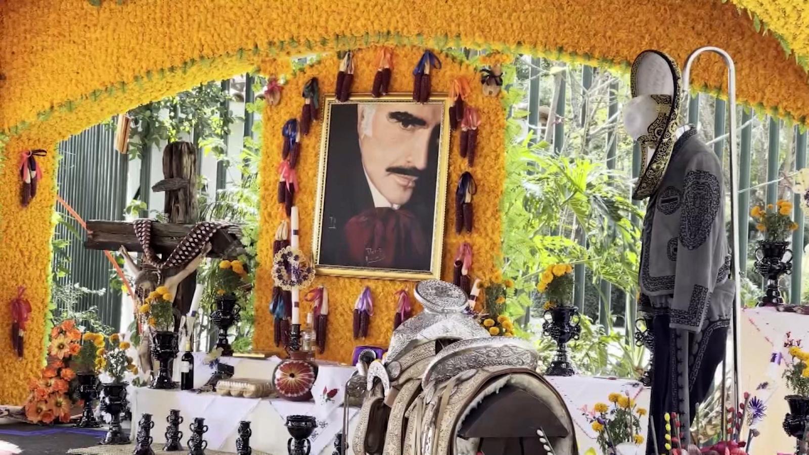 Mira la ofrenda a Vicente Fernández en el Día de Muertos