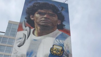Artista hace un enorme mural de Maradona