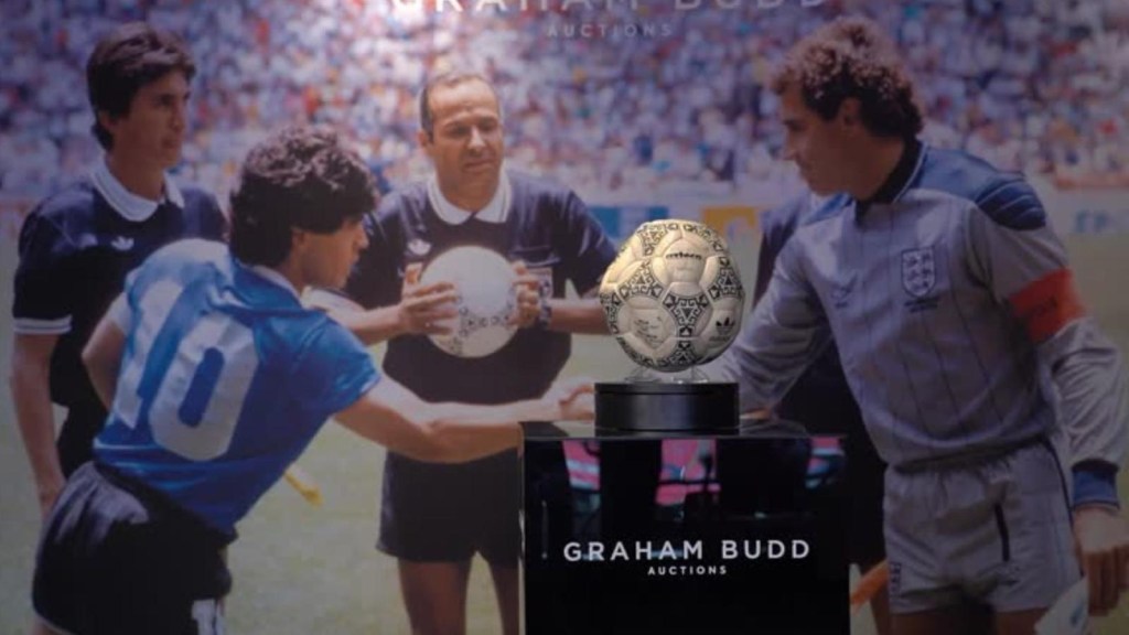 ¿Comprarías la pelota? "La mano de Dios" de Maradona por US$ 4 millones?