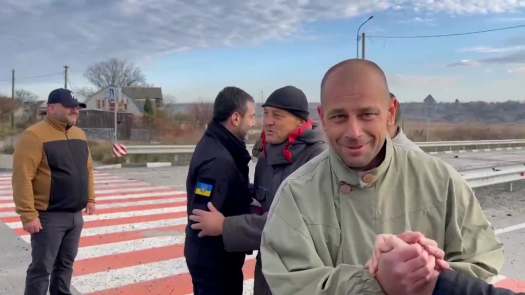 El emotivo regreso de soldados ucranianos intercambiados por Rusia