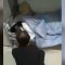 Video muestra a niña convulsionando en un centro de cuarentena de covid-19 en China
