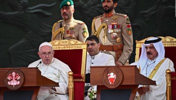 El papa pide dejar más espacio público a la mujer en su visita a Bahrein
