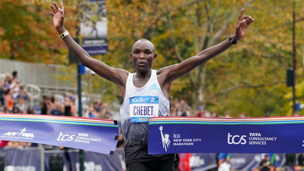 Chebet cruza la línea de meta del Maratón de Nueva York.