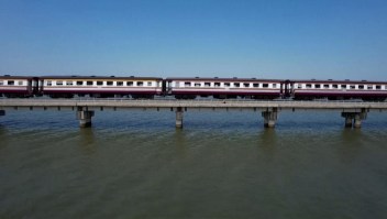Así es el "tren flotante" de Tailandia