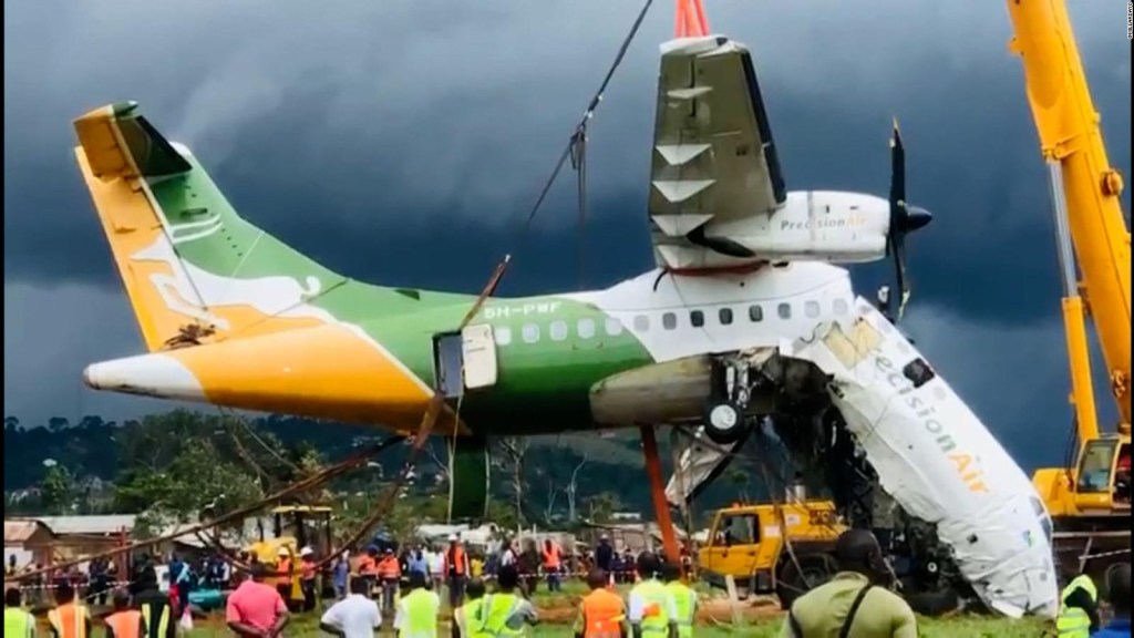 Retiran del agua el avión que se estrelló en un lago de Tanzania