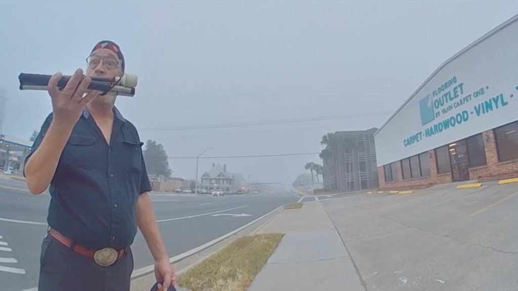 Video captado por policías arrestando a un ciego tras cofundir su bastón con un arma