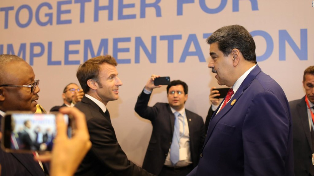 El saludo entre Maduro y Macron en la Cumbre del Clima