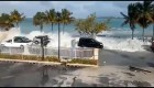 Oleaje inunda calles en Nassau. Así golpea Nicole a Bahamas