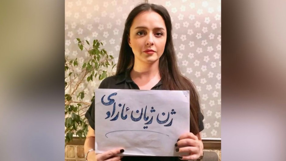 Taraneh Alidoosti, quien es más conocida por su papel en la película ganadora del Oscar "The Salesman", sostiene un cartel en el que se lee "Mujeres, vida, libertad" en kurdo. (Foto: Taraneh Alidoosti/Instagram)