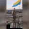 Pueblo de Jersón celebra la retirada rusa izando la bandera