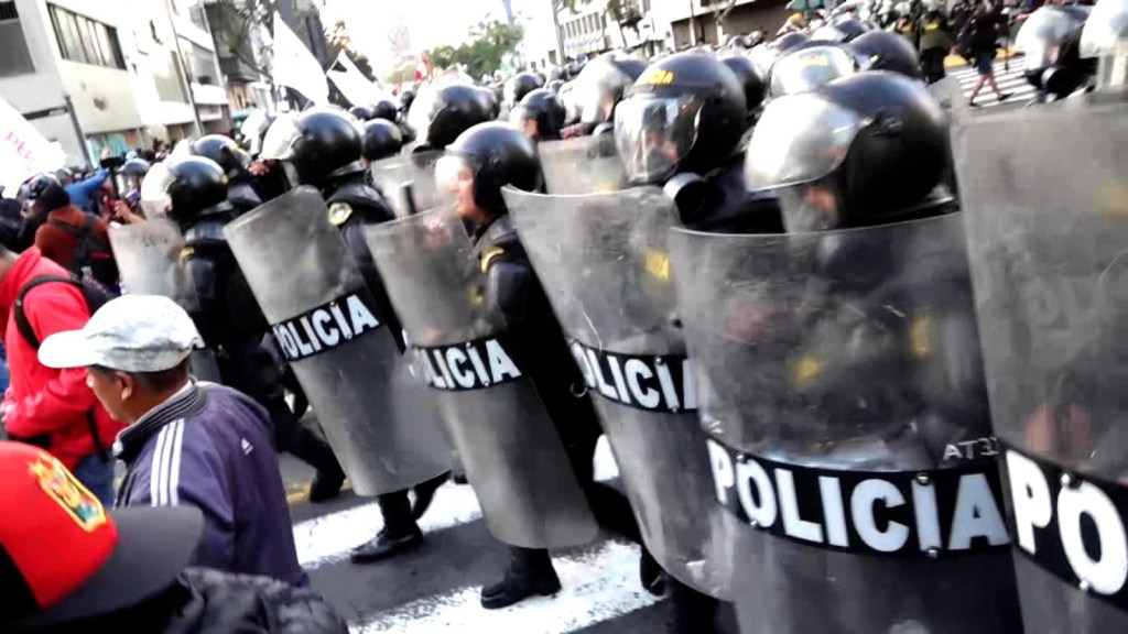 Policía peruana dispara gas lacrimógeno a manifestantes