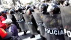 Policía peruana lanza gases lacrimógenos contra manifestantes