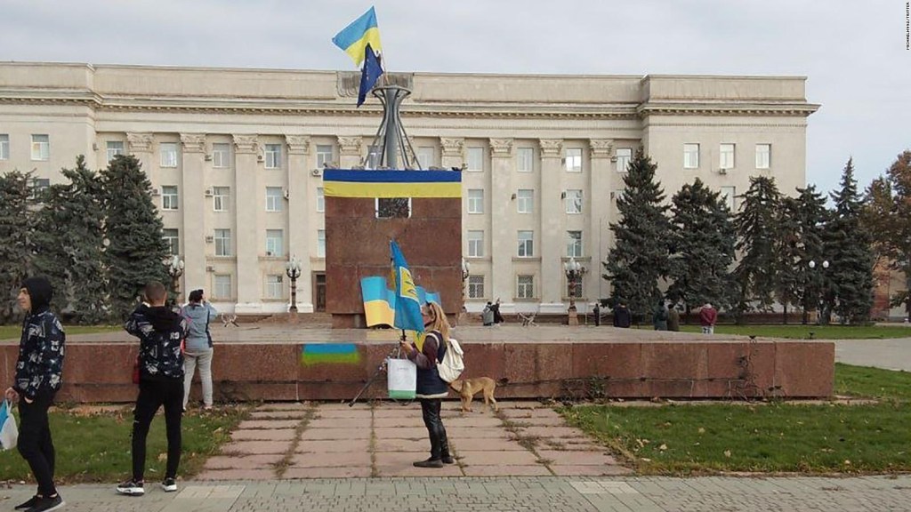 Gli ucraini a Kherson celebrano la liberazione dopo il ritiro delle forze russe