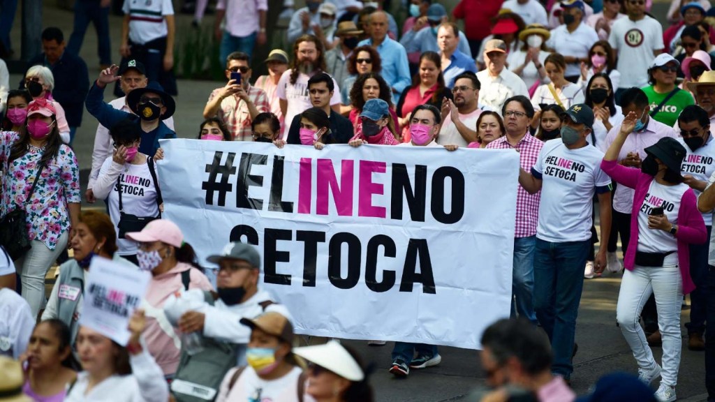México marcha contra reforma electoral impulsada por AMLO