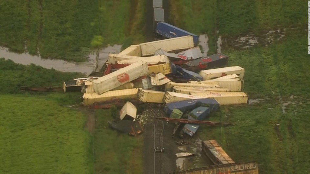 Mira esta pila de vagones formados tras el descarrilamiento de un tren