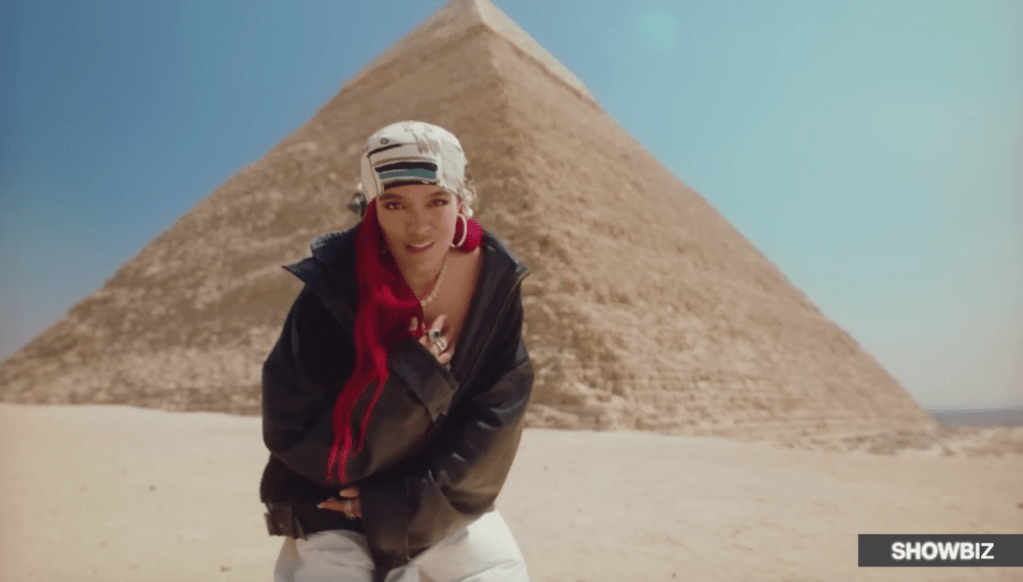 Karol G closes the streets of Egypt to record "cairo"